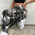 Naiste k&otilde;rge v&ouml;&ouml;kohaga p&uuml;ksid ja p&uuml;ksid kamuflaažiga lahtised vabaaja p&uuml;ksid S hall v&auml;rv