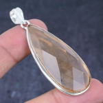 Naturaalsest Morganiidist v&auml;&auml;riskivist k&auml;sitsi valmistatud 925 sterlingh&otilde;bedast ripats 2,52 b4M78