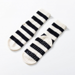 Triibulised jooga s&auml;&auml;resokid naistele S&uuml;gisene kesktoru libisemisvastased Pilatese sokid Suure kehaosaga, elastne, tihedalt siduv disain One size fits all must valge v&auml;rv