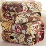 Pehme korallfliisist lillemustriga tekk - helesinine valgete karikakarde ja roheliste lehtedega, hubane k&otilde;ikhooajaline pleed magamistuppa, elutuppa, kontorisse, diivanile 150x200cm