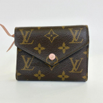 [Kasutatud] Louis Vuitton Victorine rahakott 'Pruun Monogramm L&otilde;uend/Roosa Ballerine' - V&auml;ga Hea #I6OCK7 ONE SIZE