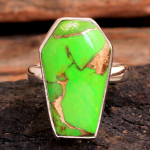 K&auml;sitsi valmistatud rohelisest vasest t&uuml;rkiissinine v&auml;&auml;riskivist kirstus&otilde;rmus 925 sterlingh&otilde;bedast ehtes&otilde;rmus 6