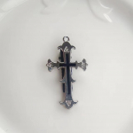 Kuum retroh&otilde;nguline t&uuml;drukute Halloweeni risttukklamber &ndash; lahe, s&auml;rtsakas juukseaksessuaar. Cross must