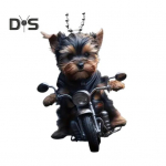 Akr&uuml;&uuml;list autoripatsiga kutsikas, kes s&otilde;idab mootorrattal rippuva ripatsiga, kerge tahavaatepeegliga, auto sisemus Dog