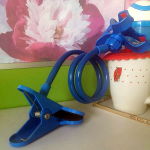 Kahe klambri ja p&ouml;&ouml;rleva metallist riiviga reguleeritav vooditelefoni hoidik Lazy Bracket kollane