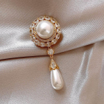 Cambridge'i hertsoginna kannab sama veetilga p&auml;rliga prossi, k&otilde;rgekvaliteedilist naiste korsaažin&otilde;ela, disainitunnetust, ni&scaron;iriiete aksessuaare