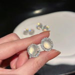 Naturaalne k&otilde;rge j&auml;&auml;ga l&auml;bipaistev valge kuuvalgusega kaltsedoonist k&otilde;rvar&otilde;ngas naistele Uued tipptasemel uued Hiina stiilis k&otilde;rvar&otilde;ngad