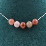 Pierres et Min&eacute;raux. Collier 5 perles Pierre de soleil 8 mm. Chaine en acier inoxydable Collier femmes, hommes. Taille personnalisa