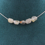 Pierres et Min&eacute;raux. Collier 5 perles Quartz &agrave; Rutile dor&eacute; du Br&eacute;sil Chaine en acier Collier femmes, hommes. Taille personnalisable.