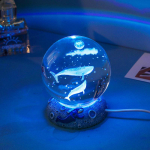 3D lasergraveeritud kristallkuulist &ouml;&ouml;lamp - Ideaalne lauaarvutile ja &uuml;li&otilde;pilastele kingituseks 8cm Ball + Resin Base