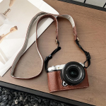 K&auml;sitsi valmistatud PU-nahast pool&uuml;mbris Fujifilm XM5 Fuji X-M5 kaamerale Altpoolt avatav akukaas Rihmaga gray