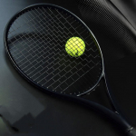 Tennisereketi t&auml;iss&uuml;sinikuga integreeritud komplekt t&auml;iskasvanute profimat&scaron;i &uuml;ksikreketi algajatele tagasil&ouml;&ouml;gi n&ouml;&ouml;ritennise treeneriga must