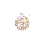 &Uuml;mmargused/kuusnurksed akr&uuml;&uuml;lalused, l&auml;bipaistvast kullast fooliumist lauan&otilde;ud, kohvialused