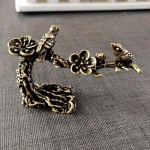 Puhas vask ploomipuu &Otilde;nnelik harakas lind K&auml;&auml;busehted Antiik messingist k&auml;gu kujuke teelaua kaunistused lauakaunistused k&auml;sit&ouml;&ouml;