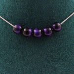 Pierres et Min&eacute;raux. Collier 5 perles Oeil de Tigre violet 8 mm. Chaine en acier inoxydable Collier femmes, hommes. Taille personna