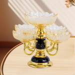 Jaotatud serveerimisn&otilde;ud P&ouml;&ouml;rlev suupistealus, lilleline magustoidutaldrik kuivatatud puuviljad kollane