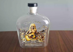 Dolly Parton Premium Country Music Teemaline Viski Dekanteerija, K&auml;sitsi Valmistatud L&auml;bipaistvast Klaasist Lik&ouml;&ouml;ripudel Kitarriga ja Lillelise Reljeefiga