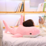 140 cm suur pehme simulatsioon armsad hai pl&uuml;&uuml;sist m&auml;nguasjad Kawaii t&auml;idisega lapsed lapsed poisid t&uuml;drukud armas loomapadi s&uuml;nnip&auml;evakingituseks 60CM