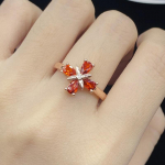 BELLA BOX Tipptasemel tsirkoonv&otilde;rk punane otse&uuml;lekanne Flash Fire Color Uus simulatsioon Granaat neljaleheline ristik avatud s&otilde;rmuse t&uuml;druk Adjustable Opening roosa kuldne v&auml;rv