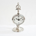 Antiikne meres&otilde;idustiilis l&auml;ikiv h&otilde;bedane kirjutuslaud analoogkell kontorilaua sisekujundus