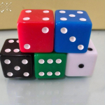 25 mm suured &uuml;marad t&auml;ringud, 5 v&auml;rvi &ndash; ideaalne lastele, t&auml;iskasvanutele m&auml;ngude m&auml;ngimiseks