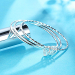 Mitmek&uuml;lgne lihtne kolme s&otilde;rmusega k&auml;ev&otilde;ru Moodne h&otilde;betatud kolm elu Kolme maailma k&auml;ev&otilde;ru