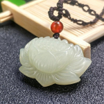 Hiina k&auml;sitsi nikerdatud valge Hetian Jade Lotus ripatsikaelakee Kaunid moeehted 45cm