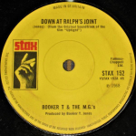 7-tolline plaat BOOKER T & THE MG'S - Down At Ralphs Joint / Something STAX152 Stax 1970 UK Soul/Funk Kasutatud