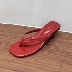 Moodne SUOJIALUN 2025 Suvi Uus Br&auml;nd Naiste Sandaalid Moodne Kitsas Rihm Slip-On Pl&auml;tud Ruudukujuline Keskmine Konts Kleidi Sandaalid 35 punane