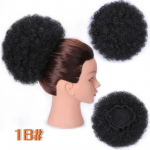 K&otilde;rge punniga afro-lokkis parukas l&uuml;hike poni saba kinnitus s&uuml;nteetilisele pikast lokkis juustele. 1B