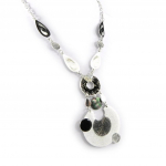 NOA [H2484] &ndash; disainerkaelakee 'Milwaukee' must valge must