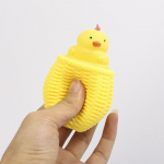 Strange Chicken Cage Cup Dekompressioon Armas lemmiklooma n&auml;put&auml;is muusika pigistatav tuulutusava Armas kana m&auml;nguasi stressi leevendavad m&auml;nguasjad kollane