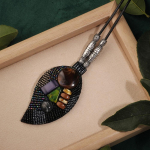 Etnilises stiilis Nepali ehted, nahast kaelakee, eksootiline disain, k&auml;sitsi kootud vintage B&ouml;&ouml;mi esemed