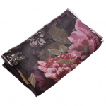 Tikitud pojengiakna ruumijagaja kardinajoon, mis ripub varraste uksevallil lilla