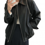 Naiste kunstnahast jakk, sileda pinnaga, lahtik&auml;iv krae, t&otilde;mblukuga sulgur, veniv &auml;&auml;r, pikkade varrukatega mootorrattamantel, reisiriided L must