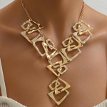 Liialdatud isikup&auml;ra geomeetriline kolmnurk ristk&uuml;likukujuline &otilde;&otilde;nes metallist kaelakee moodne ja mitmek&uuml;lgne kaelaehe kuld