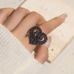 Klassikaline mustast kristallist s&otilde;rmus temperamendiga s&auml;rav naiste s&otilde;rmus, mille avamine on reguleeritav reguleeritav armastuss&otilde;rmus Opening adjustable