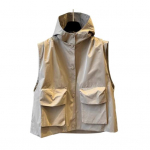 Cargo vest kapuutsiga varrukateta t&otilde;mblukuga T&auml;isv&auml;rviline taskutega vest. Lahti istuv &uuml;hev&auml;rviline t&auml;navastiilis vest M must