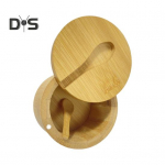 Bambusest soolaanuma maitseainepurk sisseehitatud lusikatega, soolaanuma k&ouml;&ouml;gile, p&ouml;&ouml;rlev kaas, v&uuml;rtsikarp t&ouml;&ouml;pinnale A