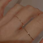 Titaanterasest sile n&auml;os&otilde;rmus naistele &ndash; trendikas, v&auml;rvis&auml;iliv, kuhjatav roosakas s&otilde;rmus lihtsa ni&scaron;ikujundusega.