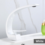 Valamu kraan Moodne vannitoa segisti kraan, must/kuldne kraanikausi segisti, &uuml;he k&auml;epidemega kuuma ja k&uuml;lma juga kraan valge