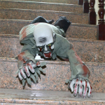 1 x Hirmutav roomav kummitus elektrilise h&auml;&auml;le ja punaste silmadega Halloweeni kaunistuste rekvisiitideks