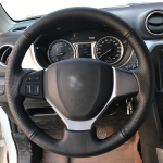 K&auml;sitsi &otilde;mmeldud ehtsast nahast roolikatete Suzuki Vitara jaoks Black Leather Side Hole, Red Stitch