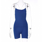 Naiste &uuml;hes t&uuml;kis joogakombinesoon seljataga treenimiseks m&otilde;eldud kehakost&uuml;&uuml;m j&otilde;usaali L