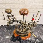 Orrery Ajatu Elegants Peen, t&auml;ielikult funktsionaalne, k&auml;sitsi valmistatud p&auml;ikeses&uuml;steem firmalt Orrery