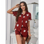 Maasika ja kirjapildiga pidžaamakomplekt, vabaaja l&uuml;hikeste varrukatega n&ouml;&ouml;pidega rev&auml;&auml;riga topp ja elastilised l&uuml;hikesed p&uuml;ksid, naiste &ouml;&ouml;riided S punane