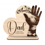 Perekond, kes hoiab k&auml;est kinni lauasilt Puidust armastuse s&uuml;da žest Ornament emadep&auml;ev isadep&auml;ev kodukontor Laualaud, keskosa kaunistus L