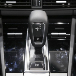 L10A Automaatk&auml;igukasti Paneeli Katte Liist Porsche Cayenne 2018- jaoks must