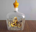 Dolly Parton Premium Country Music Teemaline Viski Dekanteerija, K&auml;sitsi Valmistatud L&auml;bipaistvast Klaasist Lik&ouml;&ouml;ripudel Kitarriga ja Lillelise Reljeefiga gray