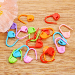 50 tk Hot Sell Mix Color Plastikust kudumist&ouml;&ouml;riistad Lukustuspiste markerid Heegeldatud riiv kudumist&ouml;&ouml;riistad N&otilde;elaklambri konks 11x22mm